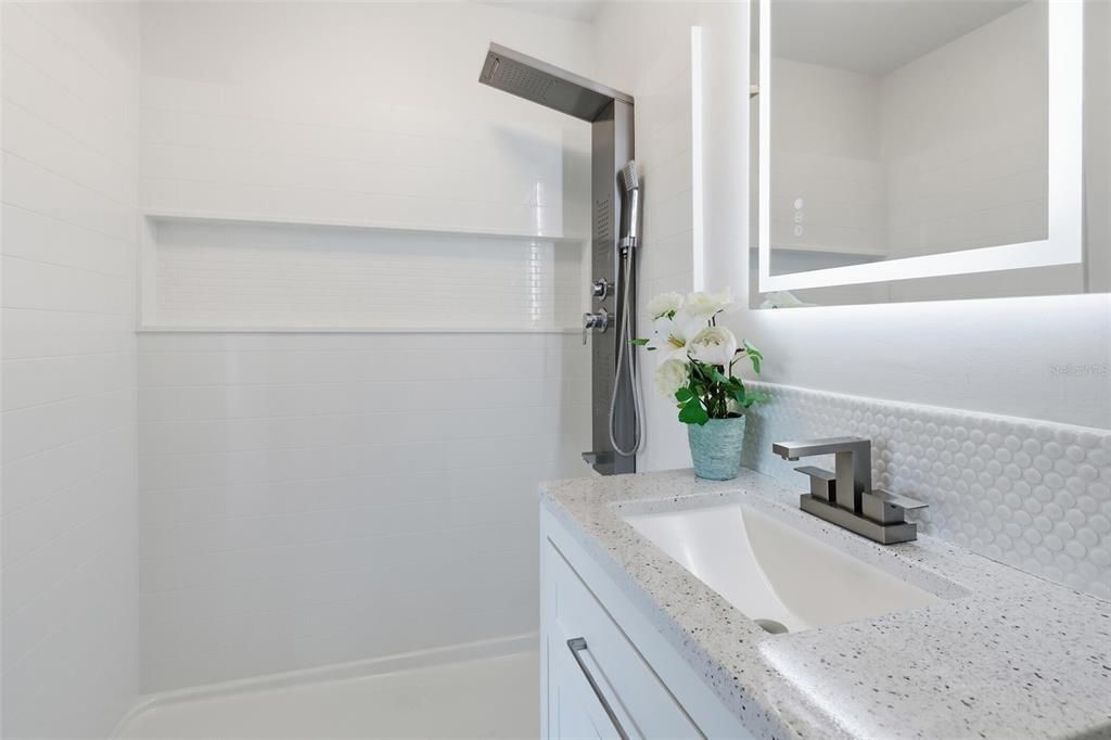 Activo con contrato: $279,900 (4 camas, 2 baños, 1406 Pies cuadrados)