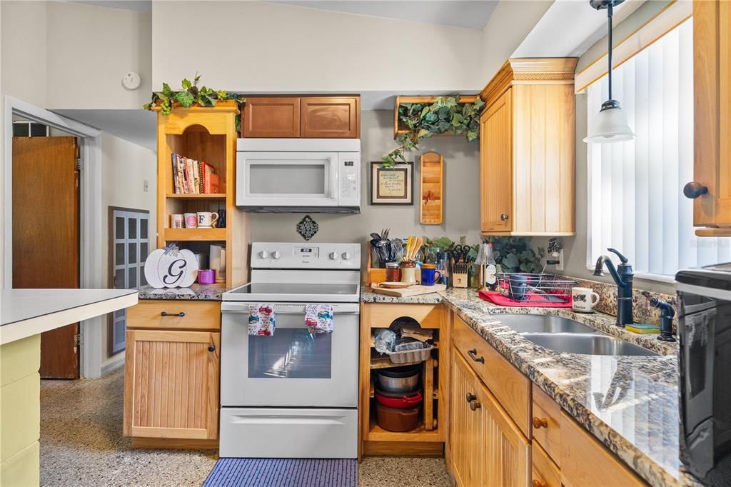 Active With Contract: $275,000 (3 beds, 1 baths, 1092 Square Feet)