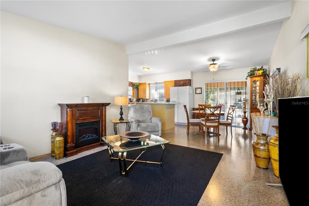 Active With Contract: $275,000 (3 beds, 1 baths, 1092 Square Feet)