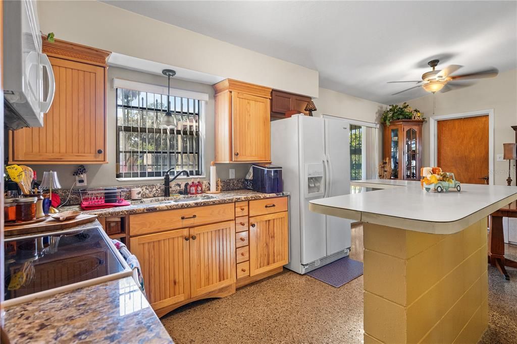 Active With Contract: $275,000 (3 beds, 1 baths, 1092 Square Feet)