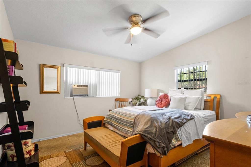 Active With Contract: $275,000 (3 beds, 1 baths, 1092 Square Feet)