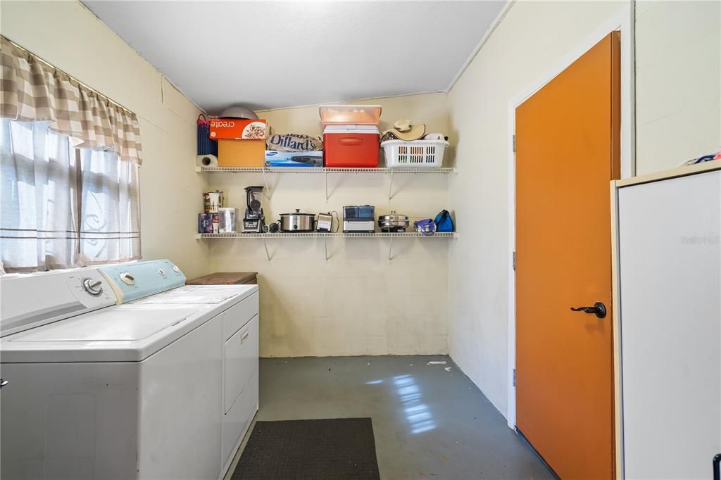 Active With Contract: $275,000 (3 beds, 1 baths, 1092 Square Feet)