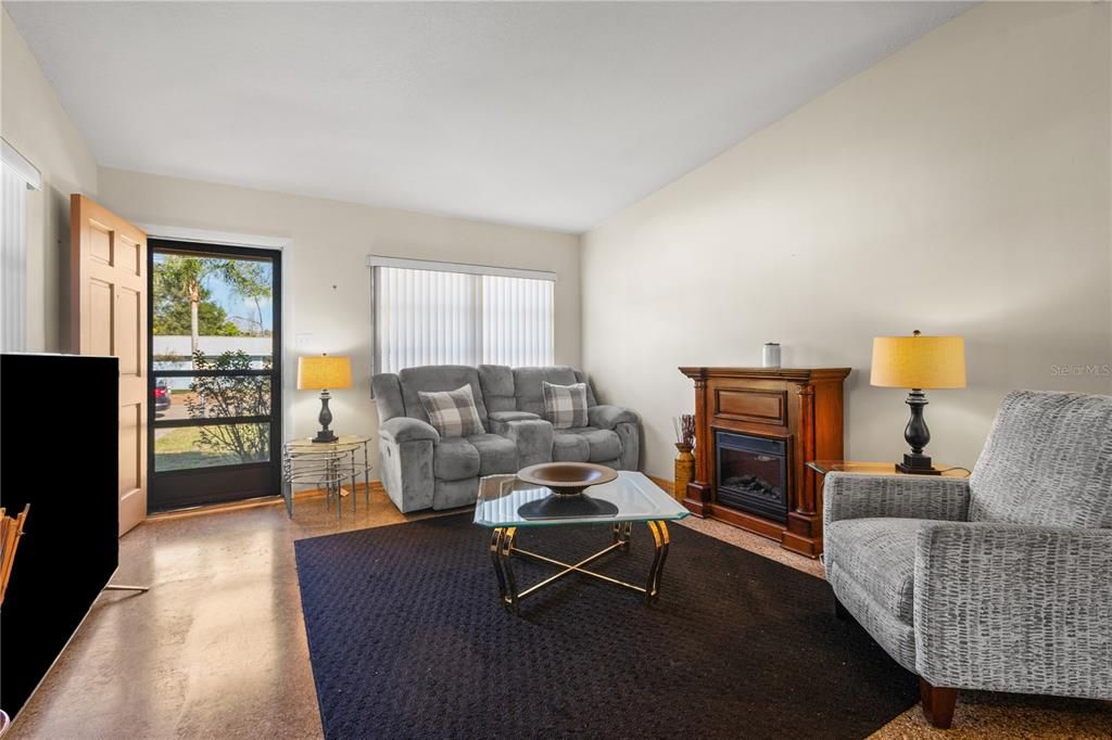 Active With Contract: $275,000 (3 beds, 1 baths, 1092 Square Feet)