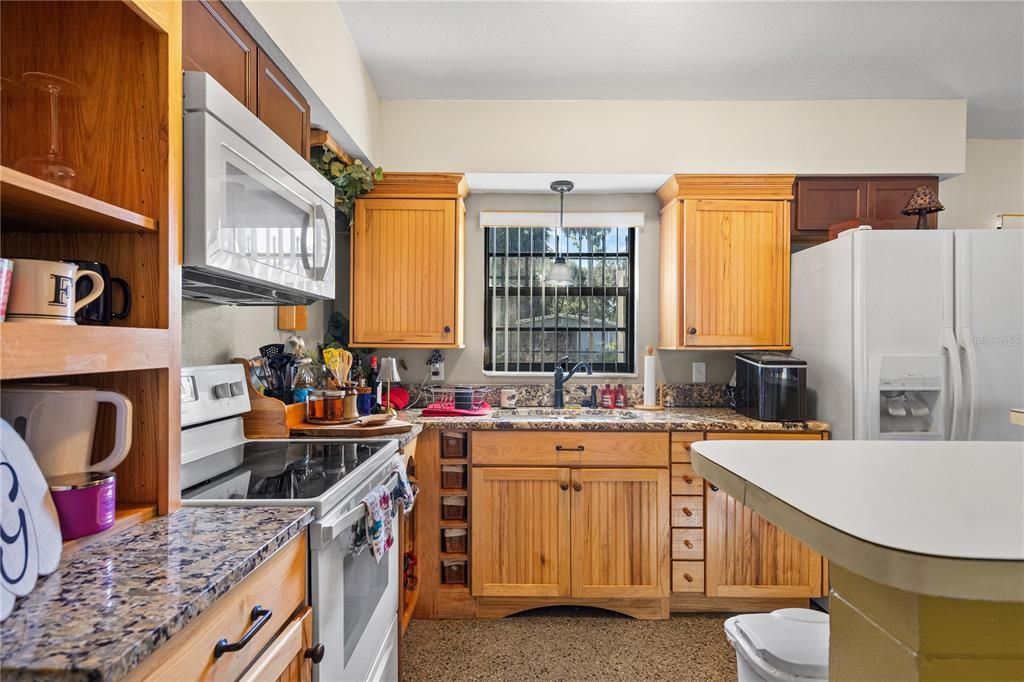 Active With Contract: $275,000 (3 beds, 1 baths, 1092 Square Feet)