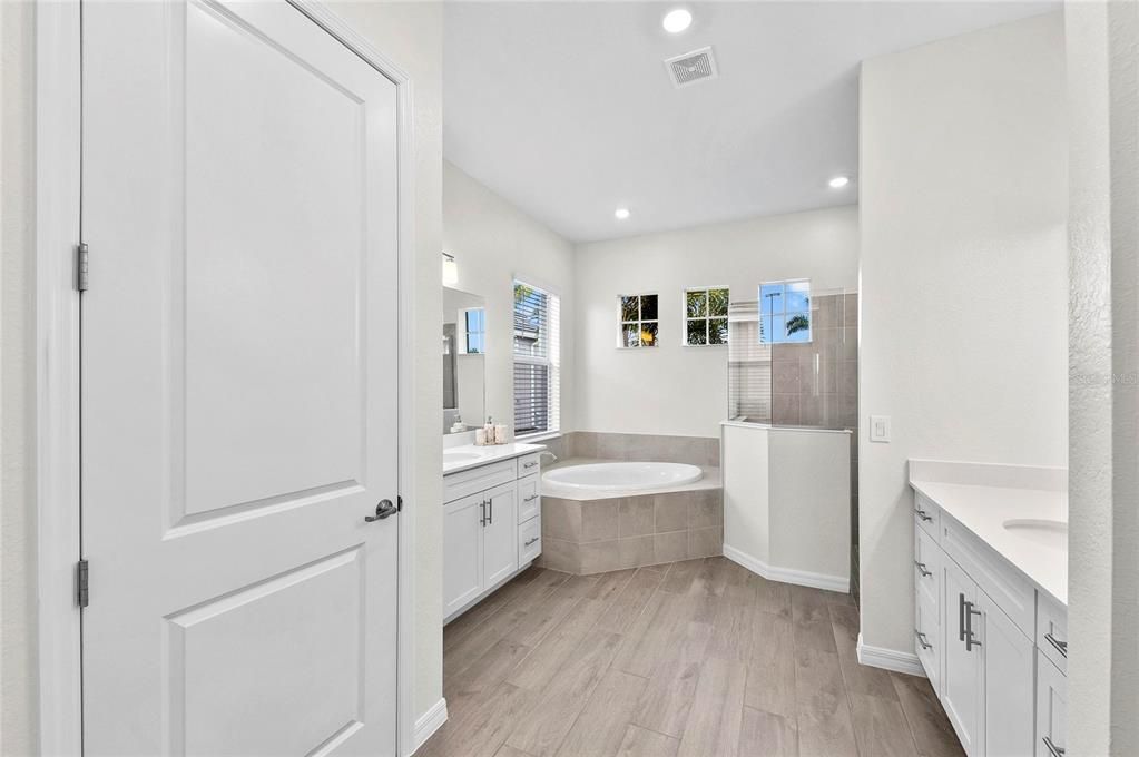 Active With Contract: $899,000 (3 beds, 2 baths, 2424 Square Feet)