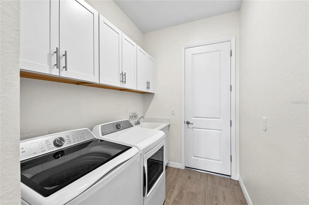 Active With Contract: $899,000 (3 beds, 2 baths, 2424 Square Feet)