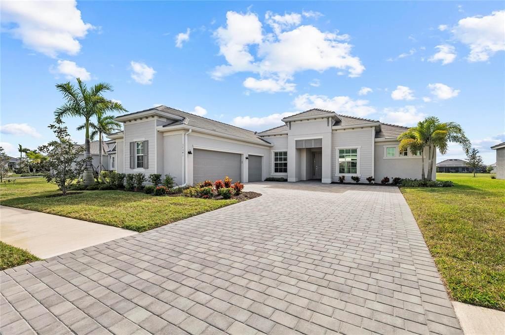 Active With Contract: $899,000 (3 beds, 2 baths, 2424 Square Feet)