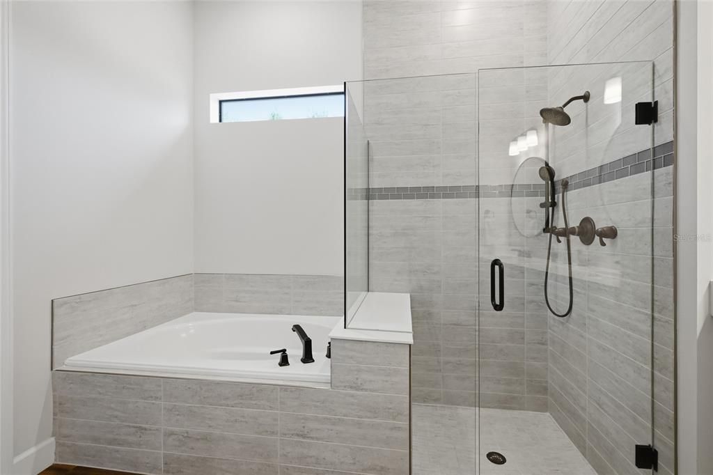 En Venta: $1,249,000 (3 camas, 3 baños, 2875 Pies cuadrados)