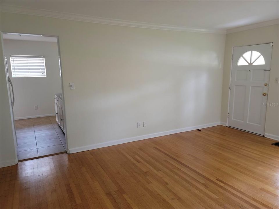 For Rent: $2,300 (3 beds, 1 baths, 1089 Square Feet)