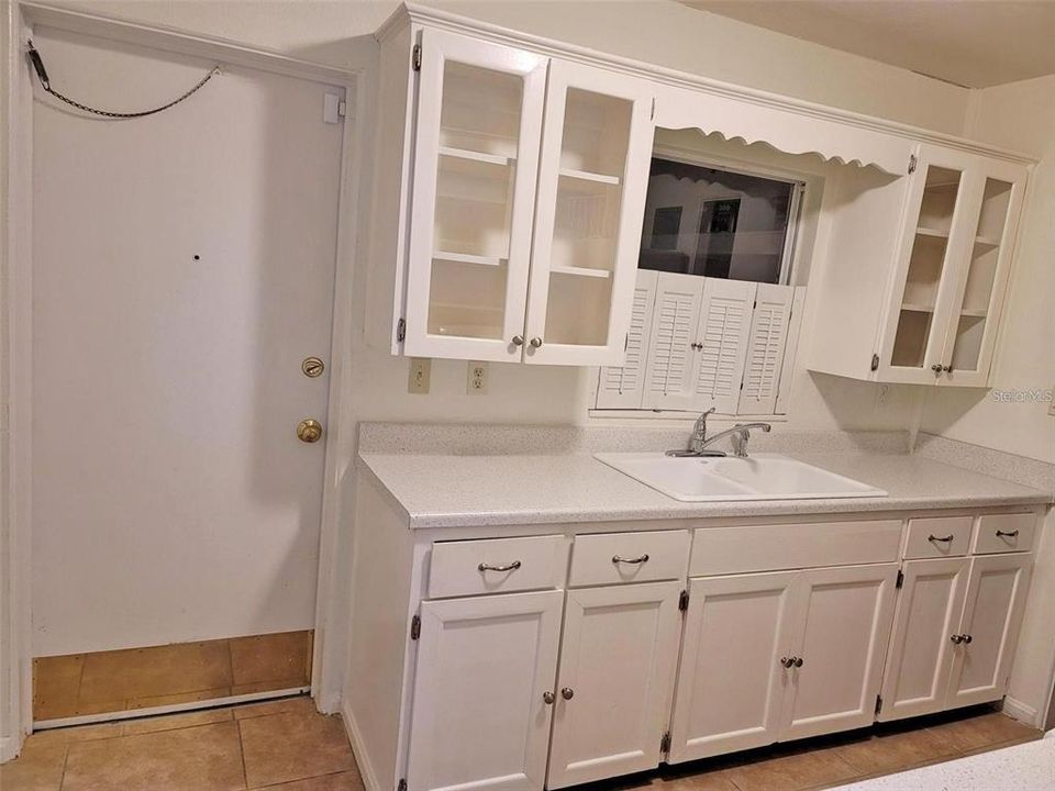 For Rent: $2,300 (3 beds, 1 baths, 1089 Square Feet)