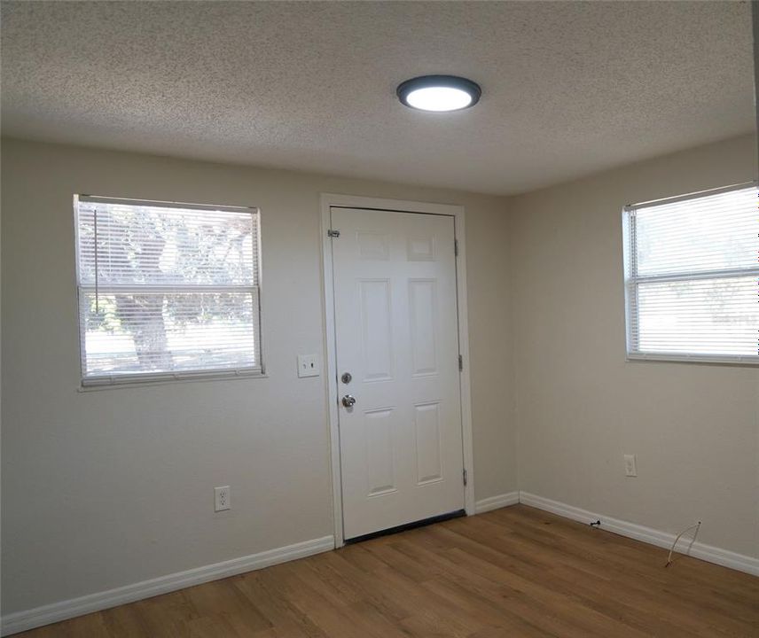 待售: $238,000 (2 贝兹, 1 浴室, 744 平方英尺)