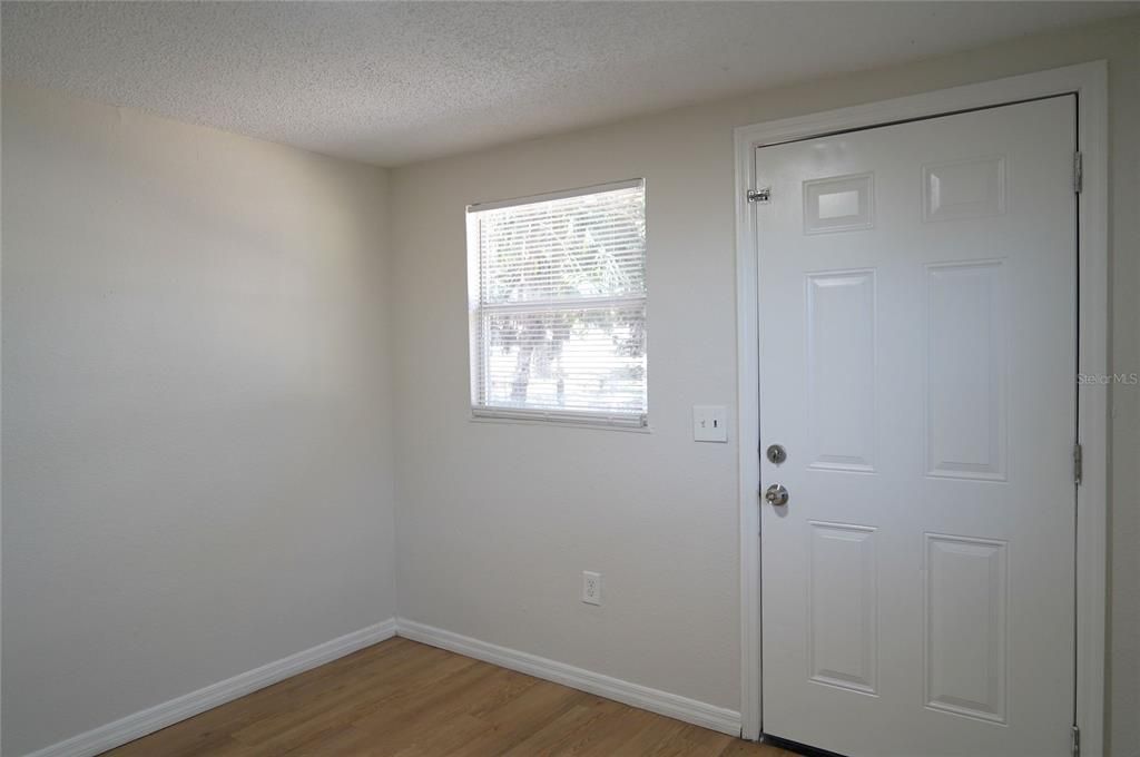 待售: $238,000 (2 贝兹, 1 浴室, 744 平方英尺)