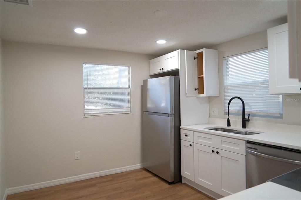 待售: $238,000 (2 贝兹, 1 浴室, 744 平方英尺)