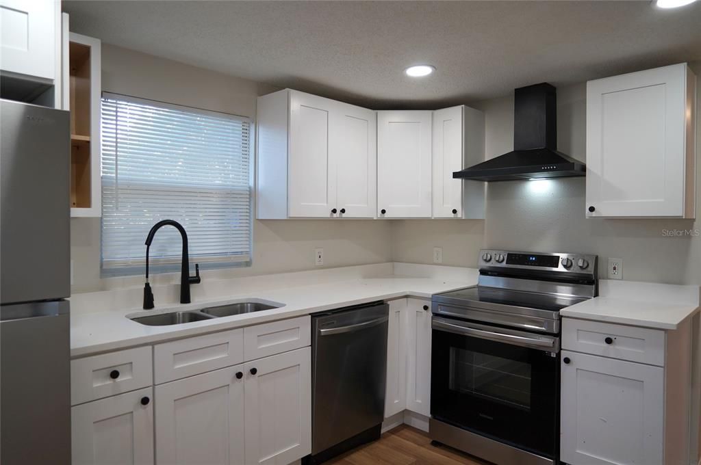 待售: $238,000 (2 贝兹, 1 浴室, 744 平方英尺)