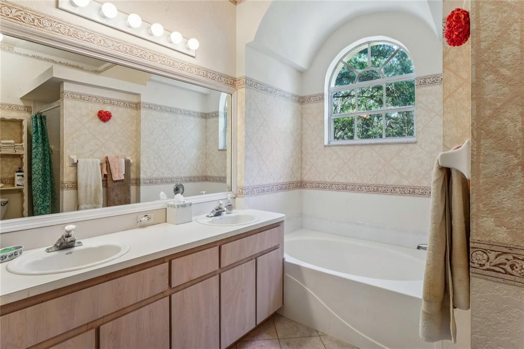 На продажу: $529,999 (3 спален, 2 ванн, 1852 Квадратных фут)