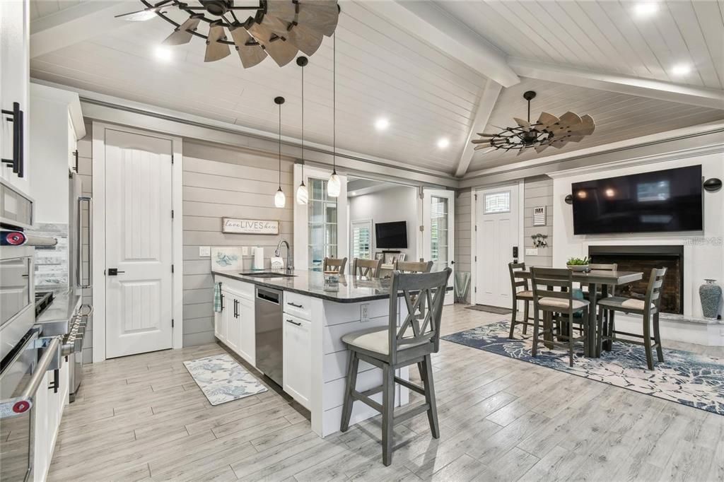 For Sale: $449,000 (1 beds, 1 baths, 780 Square Feet)