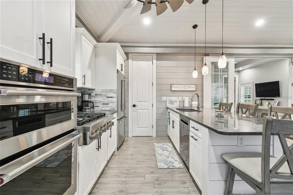 For Sale: $449,000 (1 beds, 1 baths, 780 Square Feet)