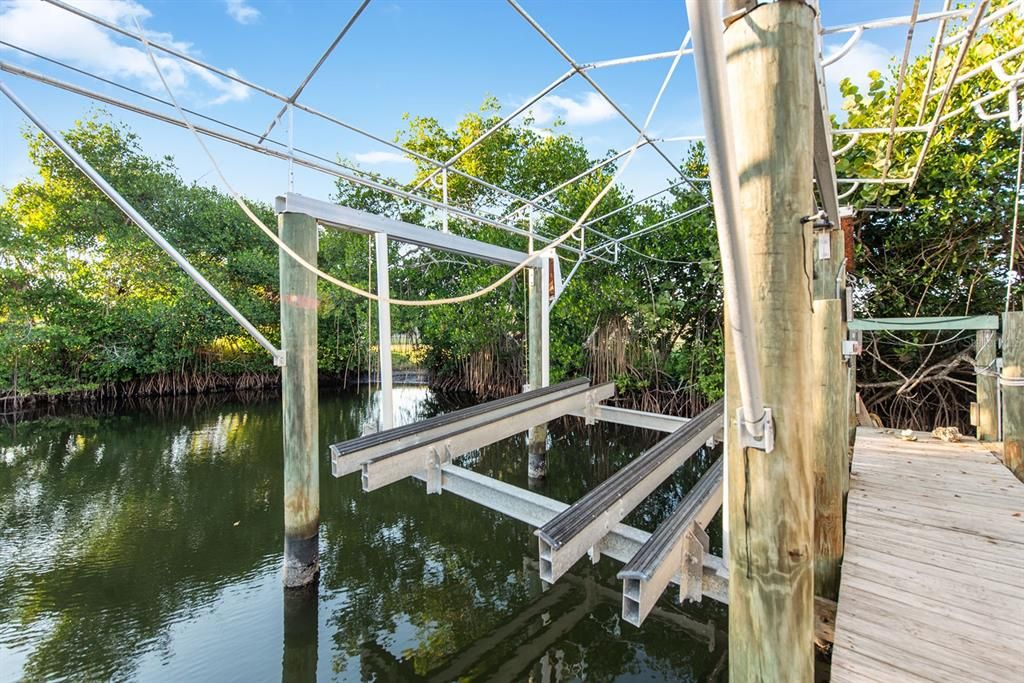 For Sale: $1,250,000 (2 beds, 2 baths, 1599 Square Feet)