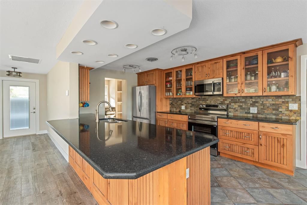 For Sale: $1,250,000 (2 beds, 2 baths, 1599 Square Feet)