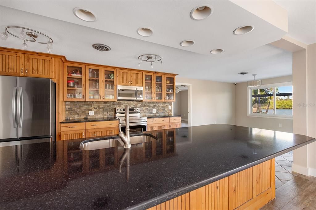 For Sale: $1,250,000 (2 beds, 2 baths, 1599 Square Feet)