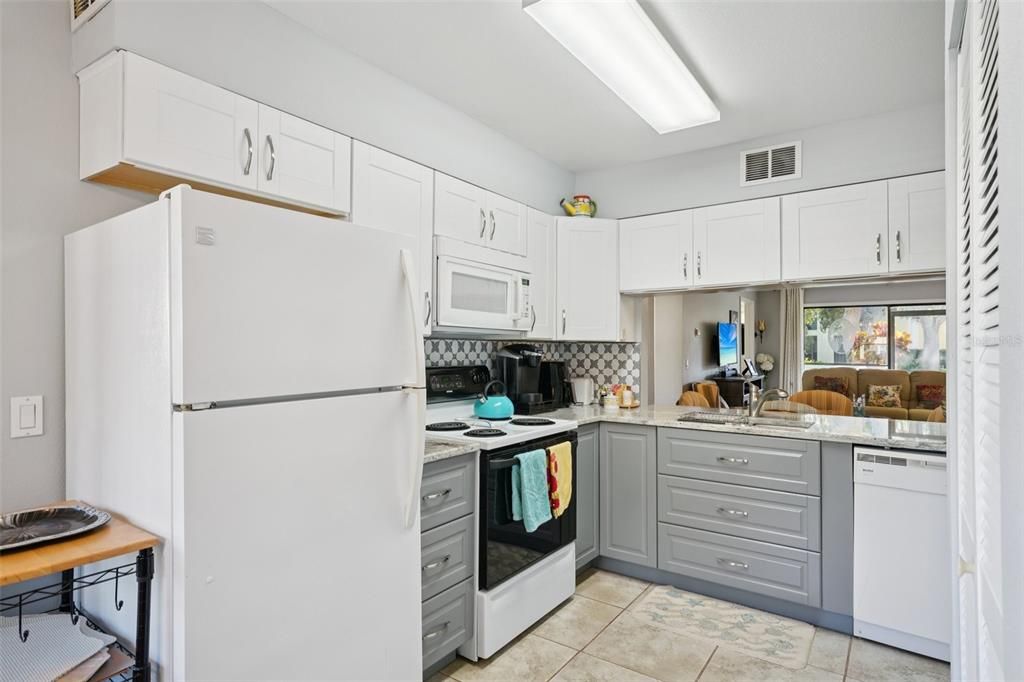 For Sale: $240,000 (2 beds, 2 baths, 1098 Square Feet)