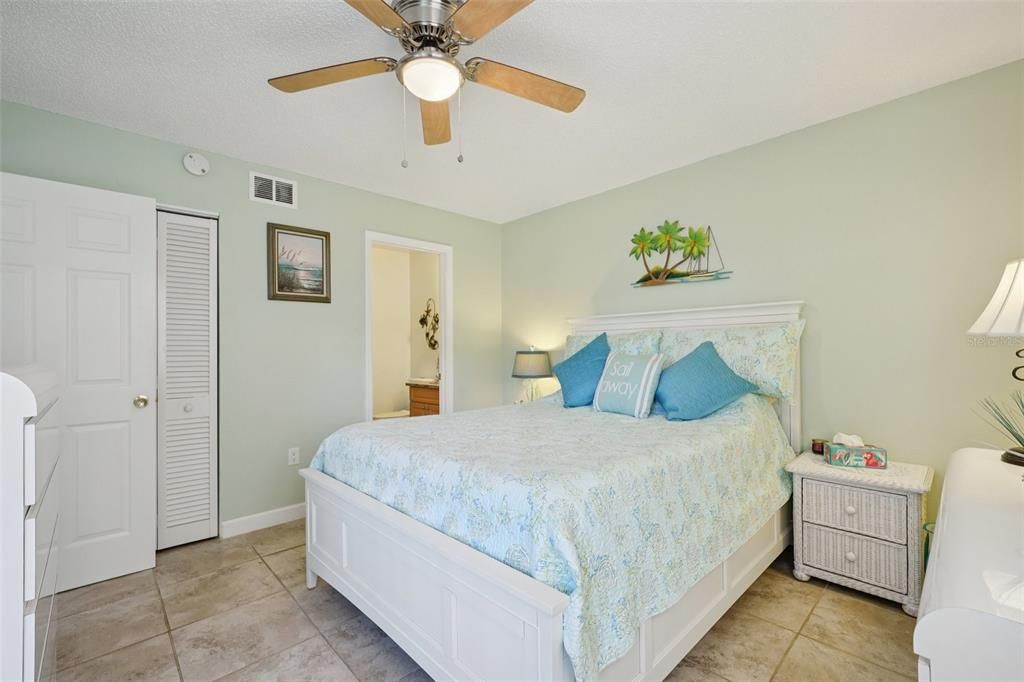 For Sale: $240,000 (2 beds, 2 baths, 1098 Square Feet)