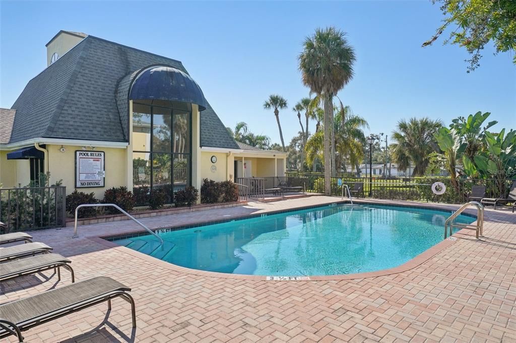 For Sale: $240,000 (2 beds, 2 baths, 1098 Square Feet)