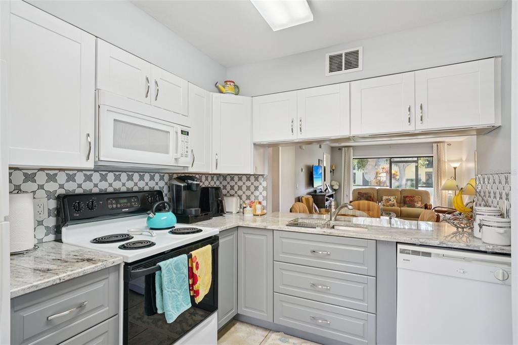 For Sale: $240,000 (2 beds, 2 baths, 1098 Square Feet)