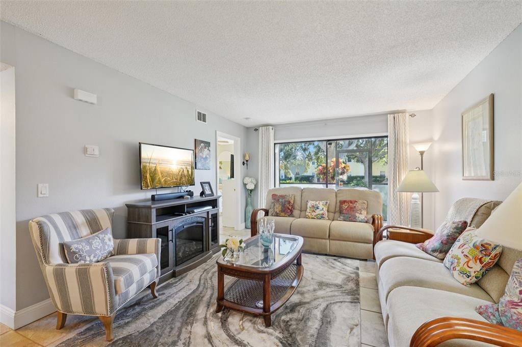 For Sale: $240,000 (2 beds, 2 baths, 1098 Square Feet)