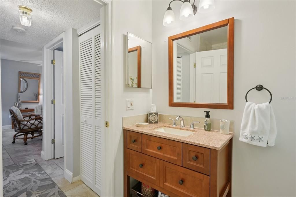 For Sale: $240,000 (2 beds, 2 baths, 1098 Square Feet)