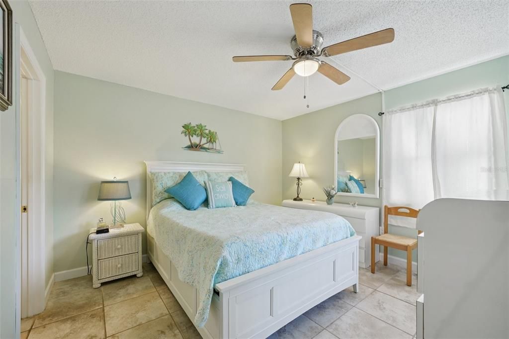 For Sale: $240,000 (2 beds, 2 baths, 1098 Square Feet)