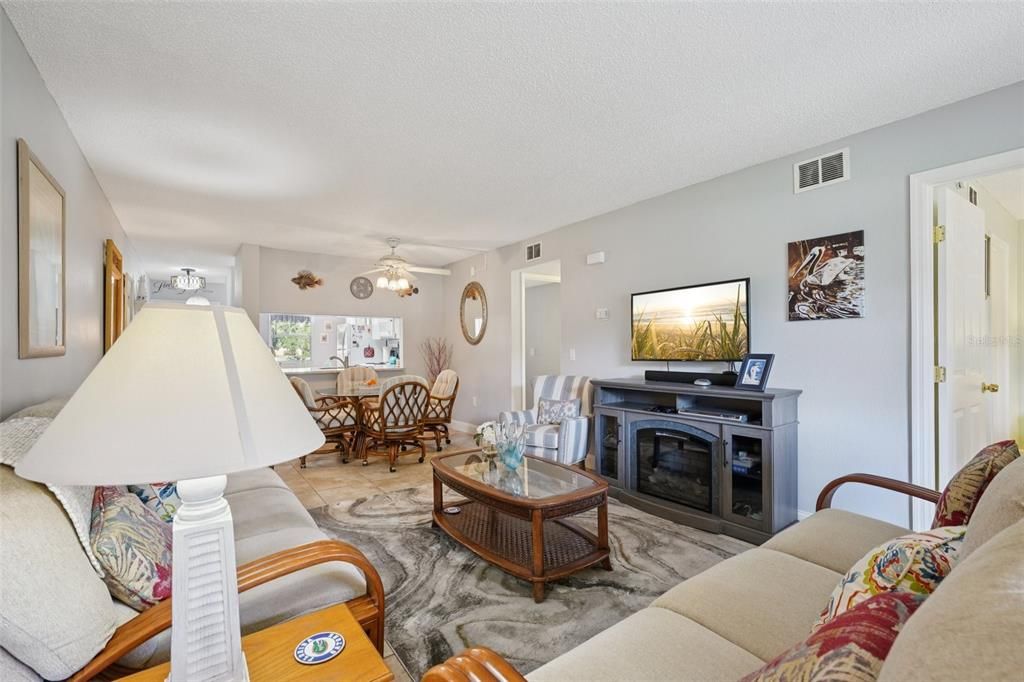 For Sale: $240,000 (2 beds, 2 baths, 1098 Square Feet)