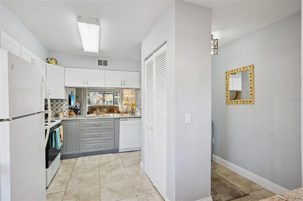 For Sale: $240,000 (2 beds, 2 baths, 1098 Square Feet)