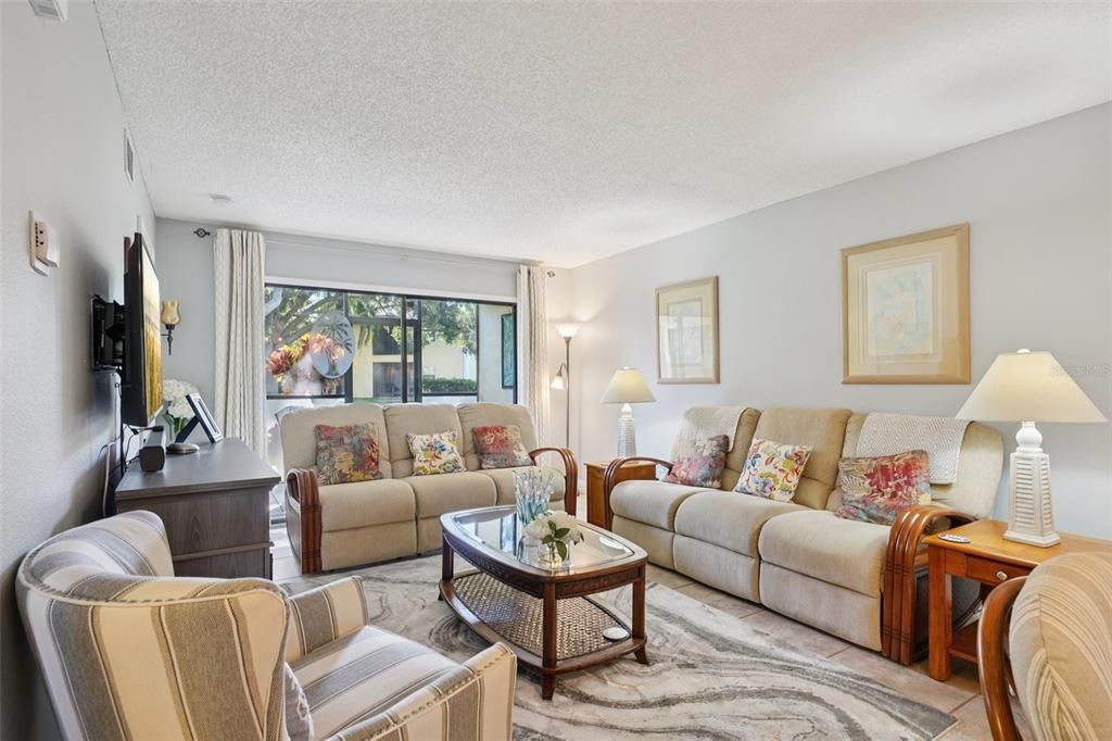 For Sale: $240,000 (2 beds, 2 baths, 1098 Square Feet)