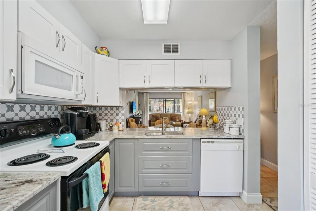 For Sale: $240,000 (2 beds, 2 baths, 1098 Square Feet)