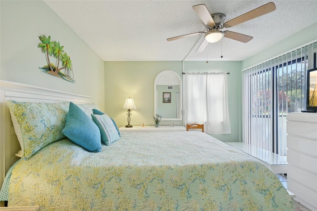 For Sale: $240,000 (2 beds, 2 baths, 1098 Square Feet)