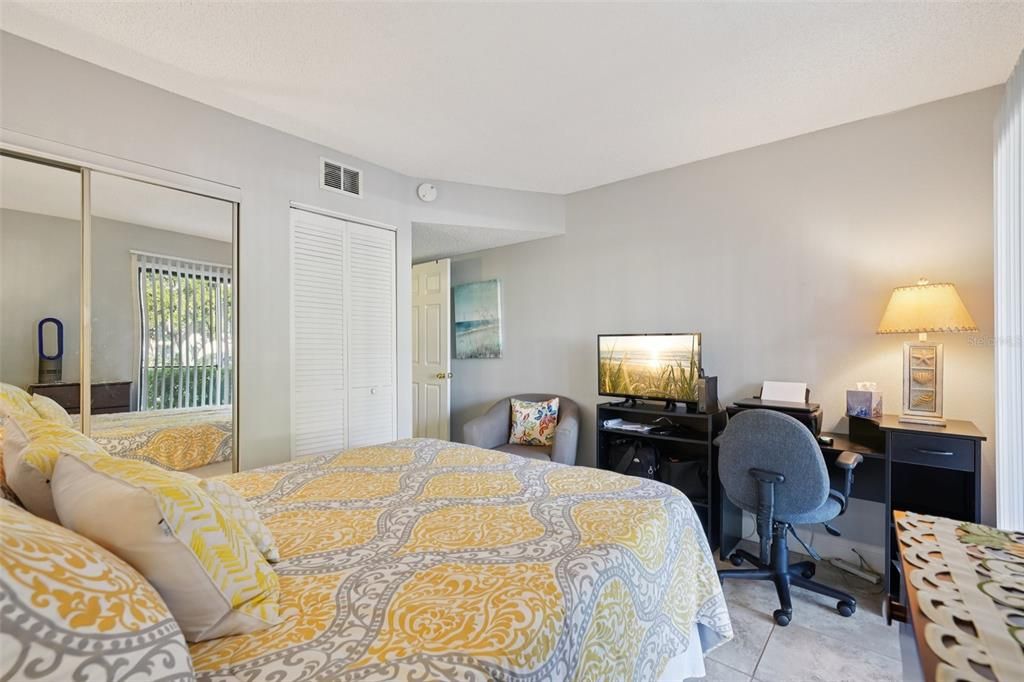 For Sale: $240,000 (2 beds, 2 baths, 1098 Square Feet)