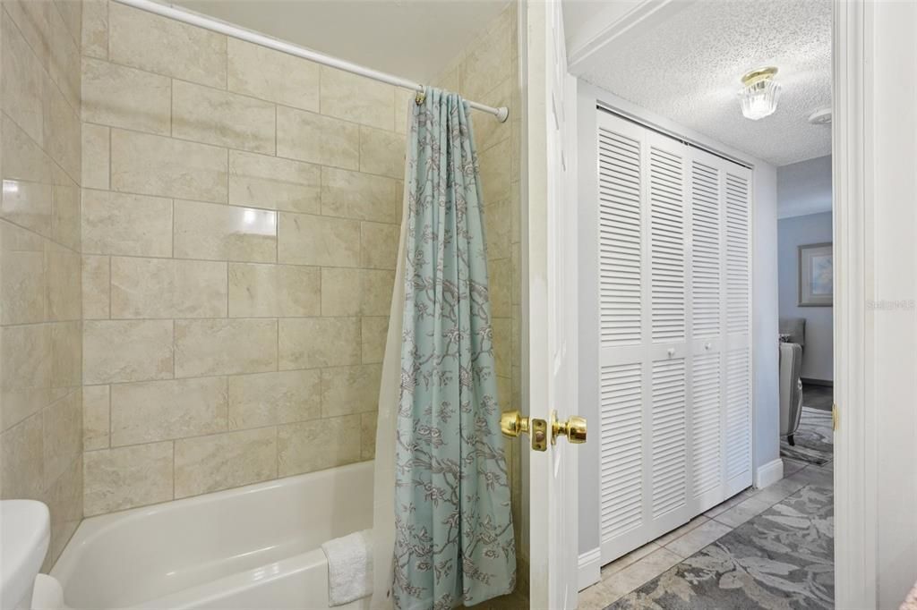 For Sale: $240,000 (2 beds, 2 baths, 1098 Square Feet)