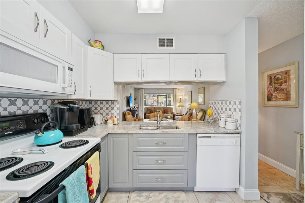 For Sale: $240,000 (2 beds, 2 baths, 1098 Square Feet)