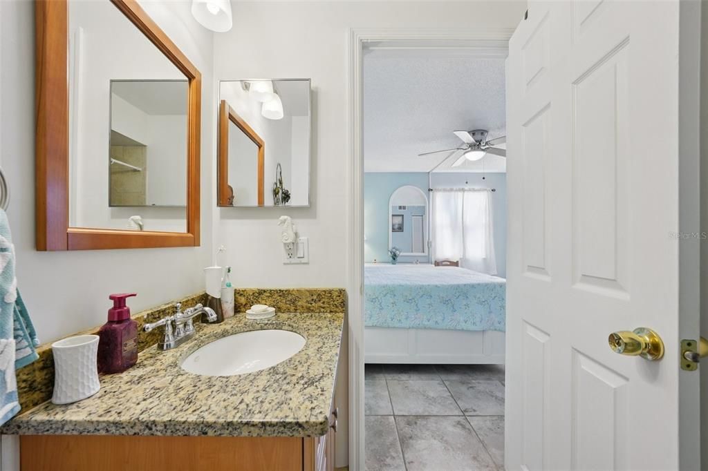 For Sale: $240,000 (2 beds, 2 baths, 1098 Square Feet)