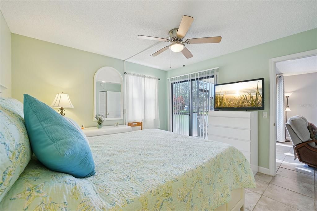 For Sale: $240,000 (2 beds, 2 baths, 1098 Square Feet)