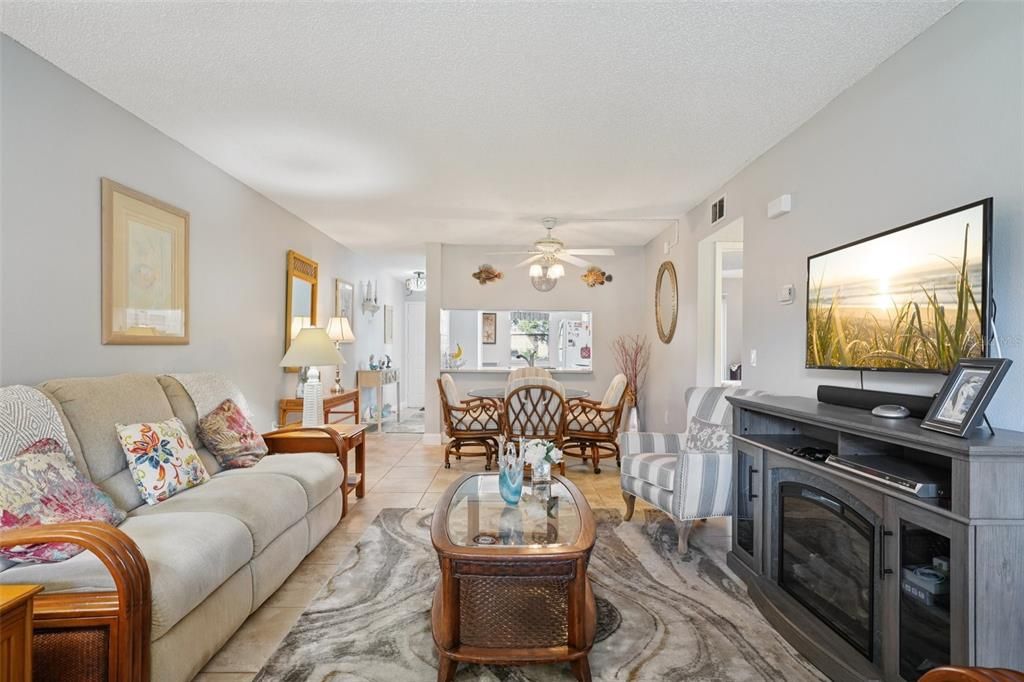 For Sale: $240,000 (2 beds, 2 baths, 1098 Square Feet)