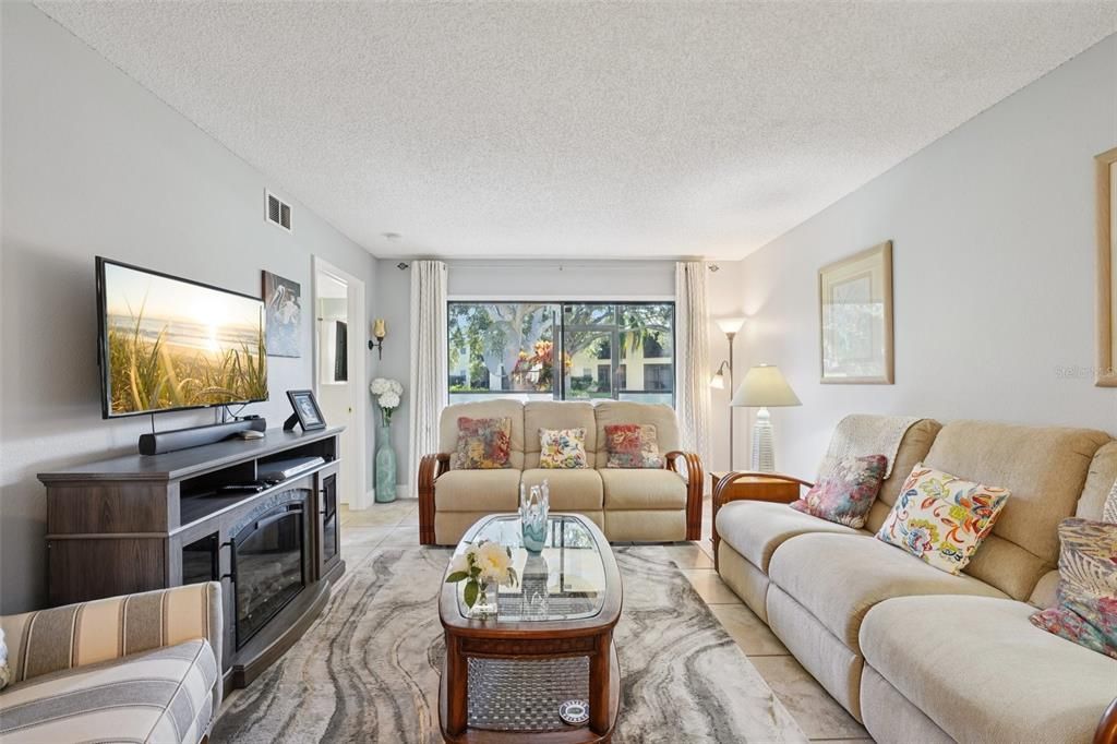 For Sale: $240,000 (2 beds, 2 baths, 1098 Square Feet)