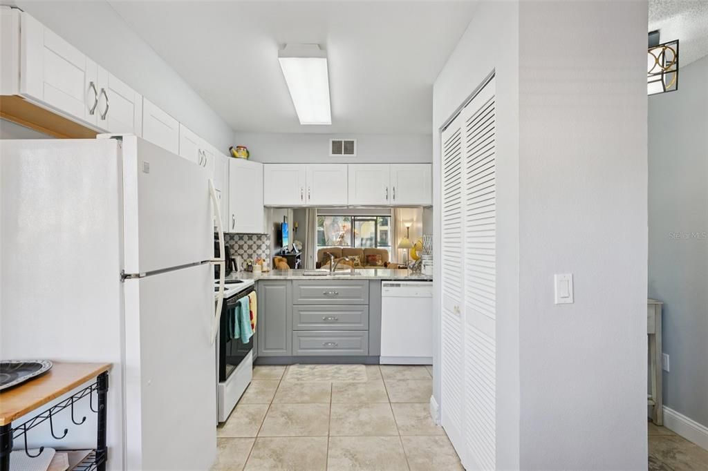 For Sale: $240,000 (2 beds, 2 baths, 1098 Square Feet)