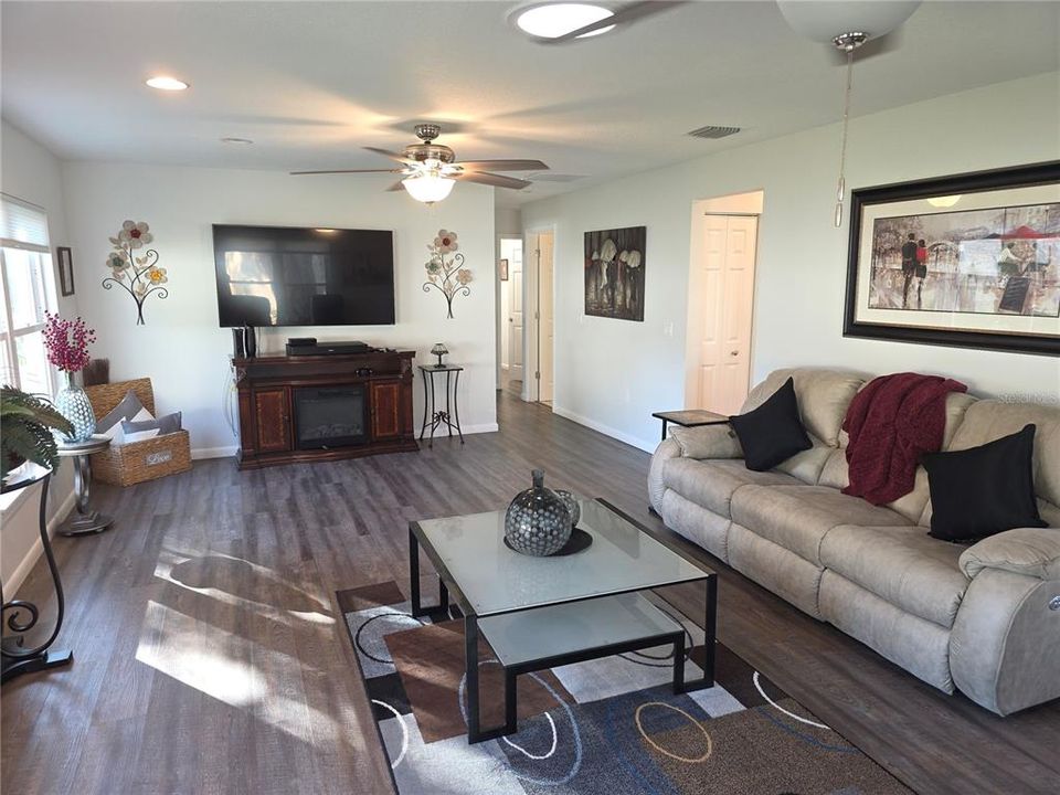 合同活跃: $339,000 (2 贝兹, 2 浴室, 1744 平方英尺)