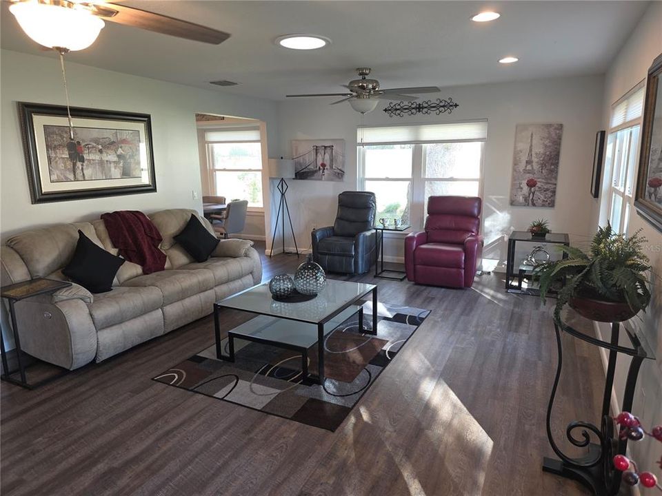 合同活跃: $339,000 (2 贝兹, 2 浴室, 1744 平方英尺)