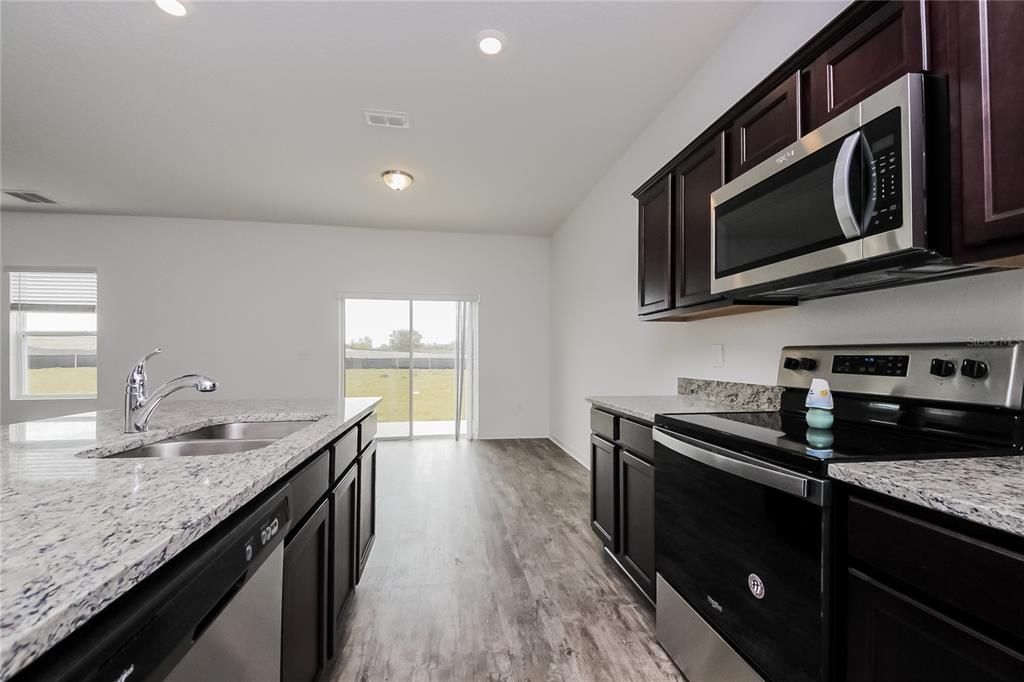 En Renta: $2,050 (4 camas, 2 baños, 2440 Pies cuadrados)