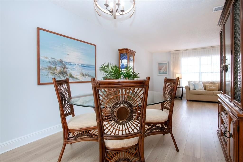 En Venta: $425,000 (2 camas, 2 baños, 2213 Pies cuadrados)