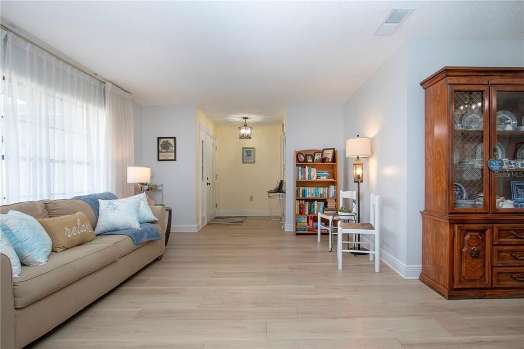 En Venta: $425,000 (2 camas, 2 baños, 2213 Pies cuadrados)