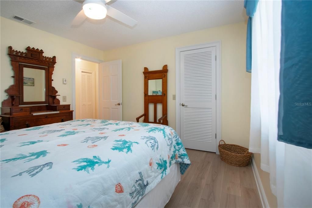 En Venta: $425,000 (2 camas, 2 baños, 2213 Pies cuadrados)